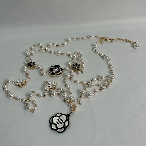 Chanel Simulated Faux Pearl Flower Necklace - Picture 1 of 11
